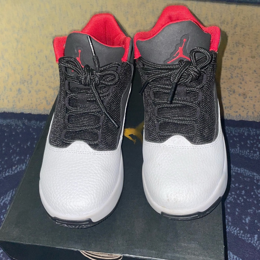 Size 4.5 Jordan Max Aura 2 (GS) worn 2 times no damage w/ original box